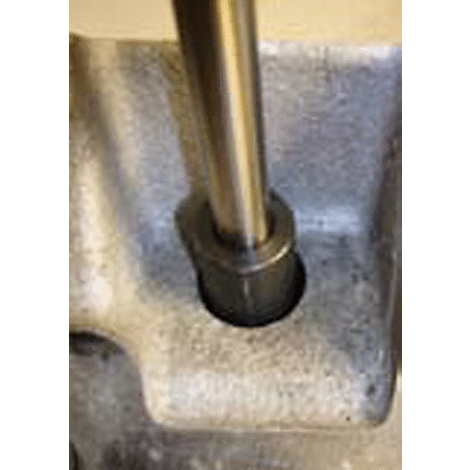 Stahlstange in einer Bohrung mit Metallfassung. Die Stange ist senkrecht. Detailaufnahme.